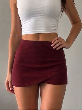 ✨ Aritzia Sunday Best Burgundy Skirt ✨
So cute and flattering 💖